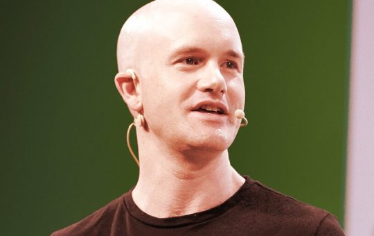 Coinbase CEO Says Exchange Is Cutting Costs, Focusing on Subscriptions